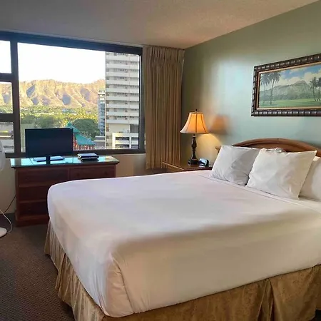 Lovely 1Br Condo At The Waikiki Banyan With Pool